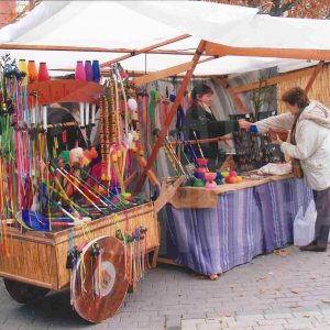 Dos mujeres en puestos de artesanía en el Rastrillo de Navidad en  Aranjuez