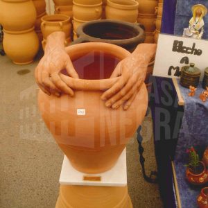 Cántaros y otros objetos de barro en un puesto de la Feria de Alfarería de Aranjuez