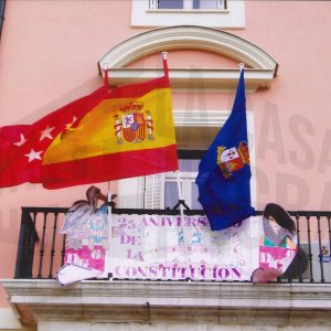 Las banderas de España, Comunidad de Madrid y Aranjuez junto a una pancarta del 25 aniversario de la Constitución en Aranjuez