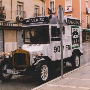 Una camioneta con publicidad de Onda Cero junto a la Plaza de la Constitución de Aranjuez
