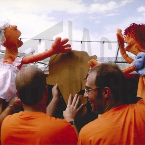Guiñoles y sus manipuladores  durante una representación en la Plaza de la Constitución de Aranjuez
