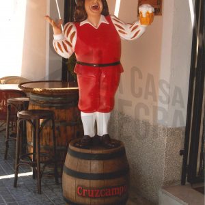 Muñeco Gambrinus de Cruzcampo en la puerta de un bar