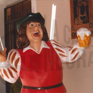 Muñeco Gambrinus de Cruzcampo en la puerta de un bar