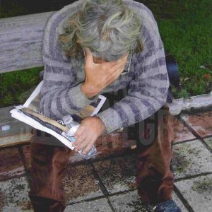 Un hombre sentado en un banco