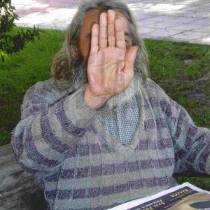 Un hombre sentado en un banco