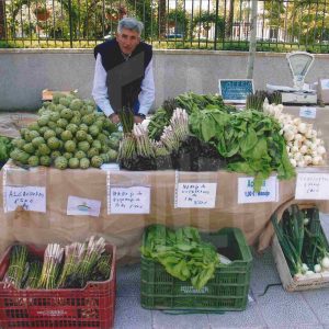 Un hombre en un puesto de productos de la huerta de Aranjuez