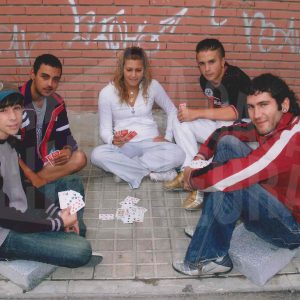 Varias personas juegan a las cartas en Aranjuez