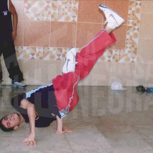Un chico bailando breakdance