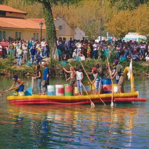 Numeroso público contemplando durante el Descenso Pirata del Tajo en Aranjuez