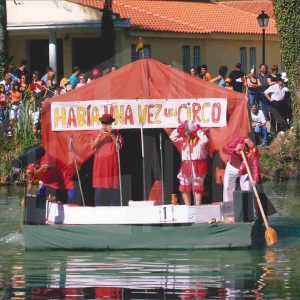 Numeroso público contemplando la embarcación «Había una vez un circo» durante el Descenso Pirata del Tajo en Aranjuez