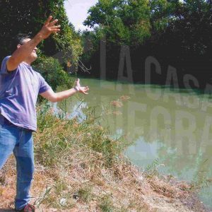Un hombre devuelve a las aguas del Río Tajo un pez que acaba de pescar en un Concurso de pesca en Aranjuez