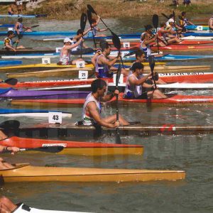 Numerosos piragüistas durante el XXXIII Raphel del Tajo en Aranjuez