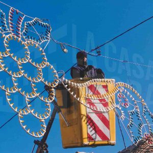 Un trabajador durante la instalación de las guirnaldas de luces de las fiestas navideñas en Aranjuez