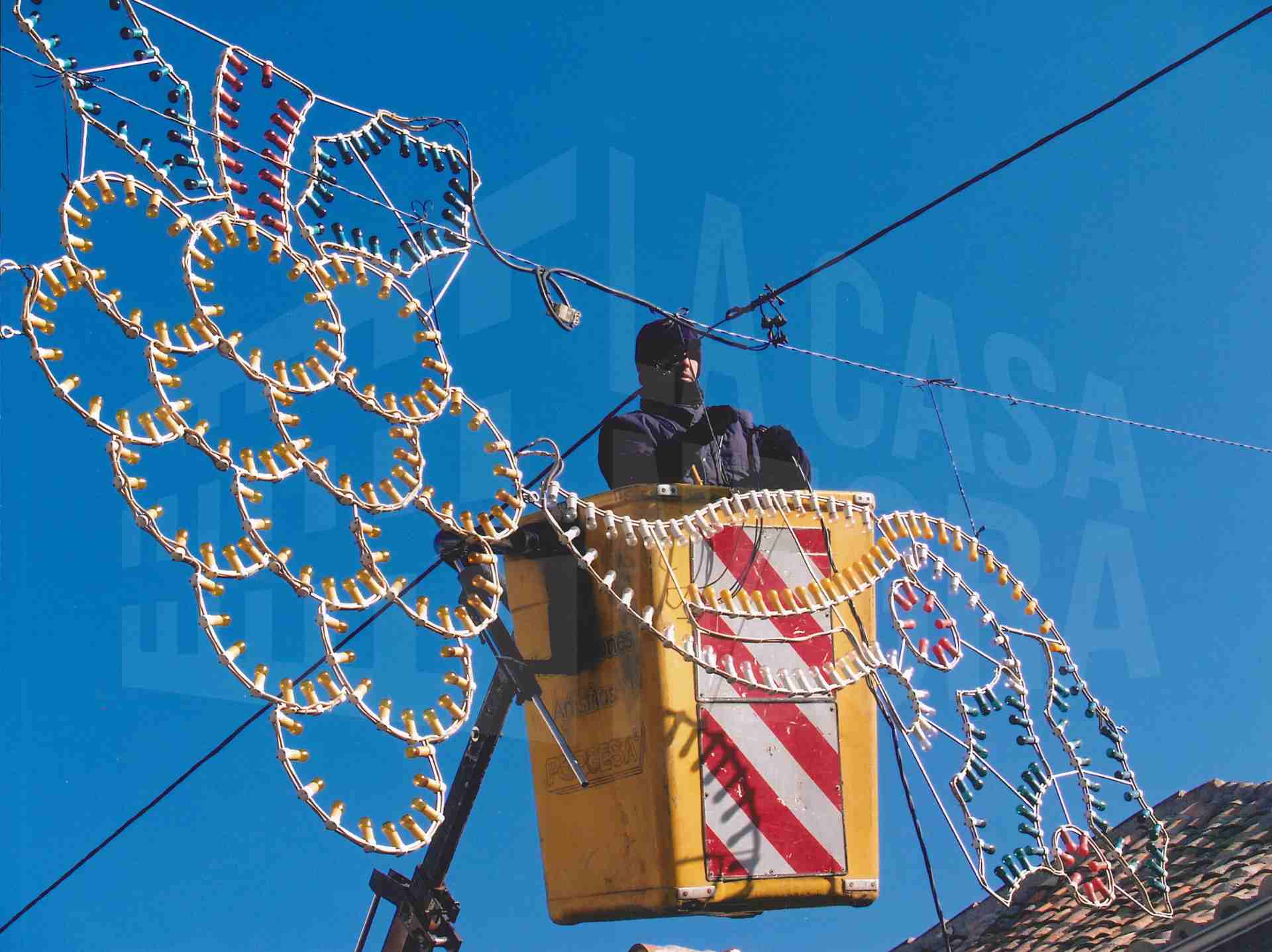 Un trabajador durante la instalación de las guirnaldas de luces de las fiestas navideñas en Aranjuez
