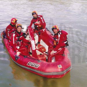 Cuatro bomberos en una lancha neumática durante unas prácticas en el Río Tajo en Aranjuez