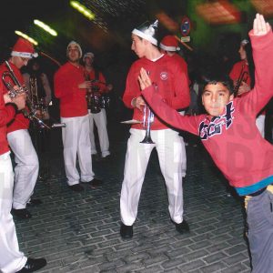 Un niño y unos músicos durante la Cabalgata de Reyes en Aranjuez
