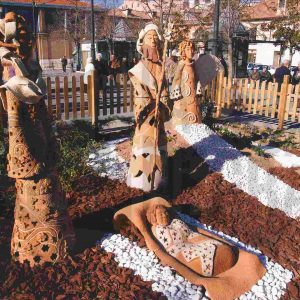 Belén con figuras de barro en la Plaza de la Constitución en Aranjuez