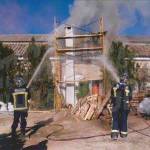 Los bomberos durante la extinción de un incendio en el restaurante El Cencerro en Aranjuez