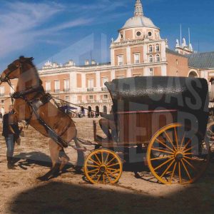 Varios carruajes de caballos durante el rodaje de «Los fantasmas de Goya» en la Plaza de Parejas en Aranjuez