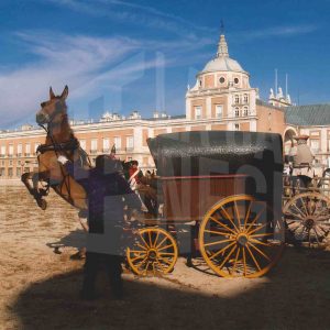 Varios carruajes de caballos durante el rodaje de «Los fantasmas de Goya» en la Plaza de Parejas en Aranjuez
