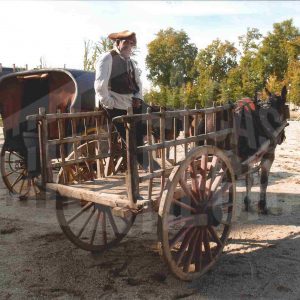 Un hombre durante el rodaje de «Los fantasmas de Goya»en la Plaza de Parejas en Aranjuez
