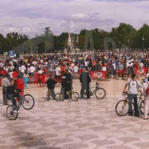 Ciclistas en la Plaza de San Antonio de Aranjuez el Día de la Bicicleta