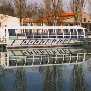 Barco turístico Curiosity en el Río Tajo en Aranjuez