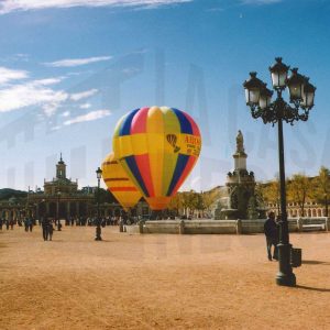 Varias personas junto a dos globos aerostáticos cautivos en la Plaza de San Antonio en Aranjuez