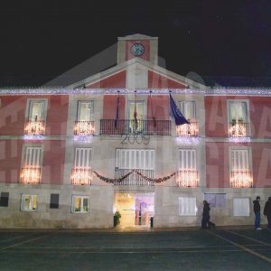 Fachada del Ayuntamiento de Aranjuez con adornos navideños