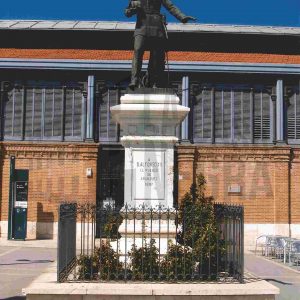Fachada del Mercado y estatua del rey Alfonso XII en la Plaza de la Constitución de Aranjuez