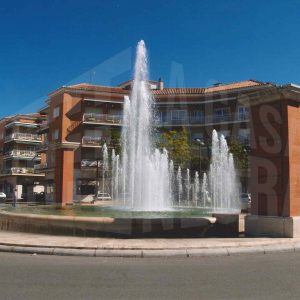 Fuente y edificios en una glorieta situada en la Calle Foso en Aranjuez