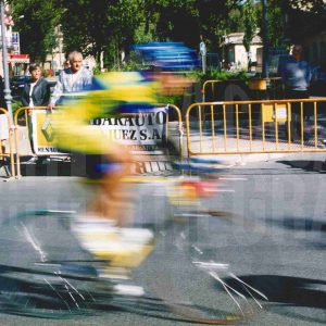 Fotografía movida de un ciclista durante una carrera en Aranjuez
