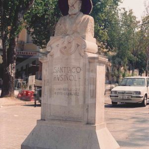 Busto de Santiago Rusiñol con un sombrero mexicano en la Calle Príncipe en Aranjuez