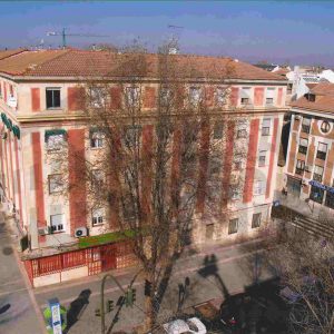 Vista aérea de dos edificios en la Calle Rey en Aranjuez