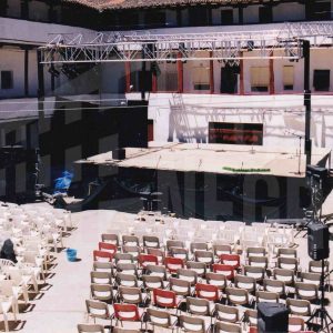 Escenario y sillas en el patio de la corrala de la Casa Grande en Aranjuez para una representación teatral
