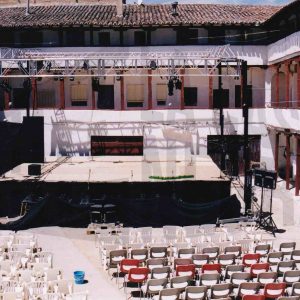 Escenario y sillas en el patio de la corrala de la Casa Grande en Aranjuez para una representación teatral