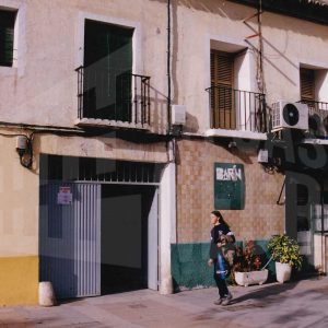 Portalón de entrada a una corrala  en la Calle Foso de Aranjuez