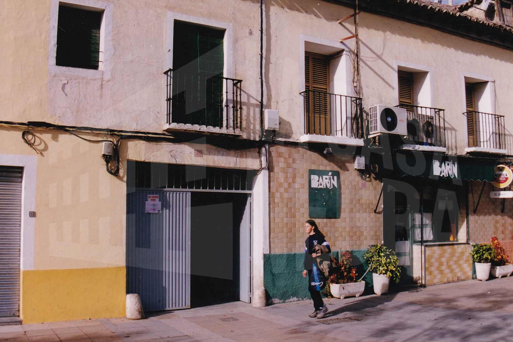 Portalón de entrada a una corrala en la Calle Foso de Aranjuez