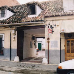 Portalón de entrada a una corrala en la Calle Infantas de Aranjuez