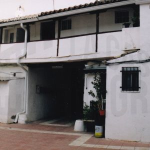 Entrada al patio y corredor de una corrala en la Calle Infantas de Aranjuez