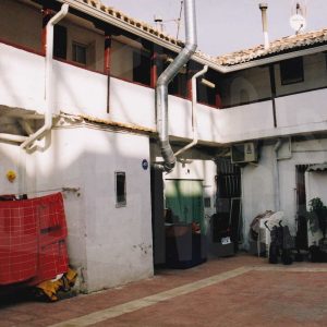 Patio y corredor de una corrala en la Calle Infantas de Aranjuez