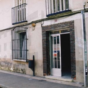 Fachada y puerta de entrada a una corrala en la Calle Infantas de Aranjuez