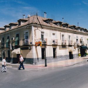 Edificio en la esquina de las calles Infantas y Foso de Aranjuez con puerta de entrada a una corrala