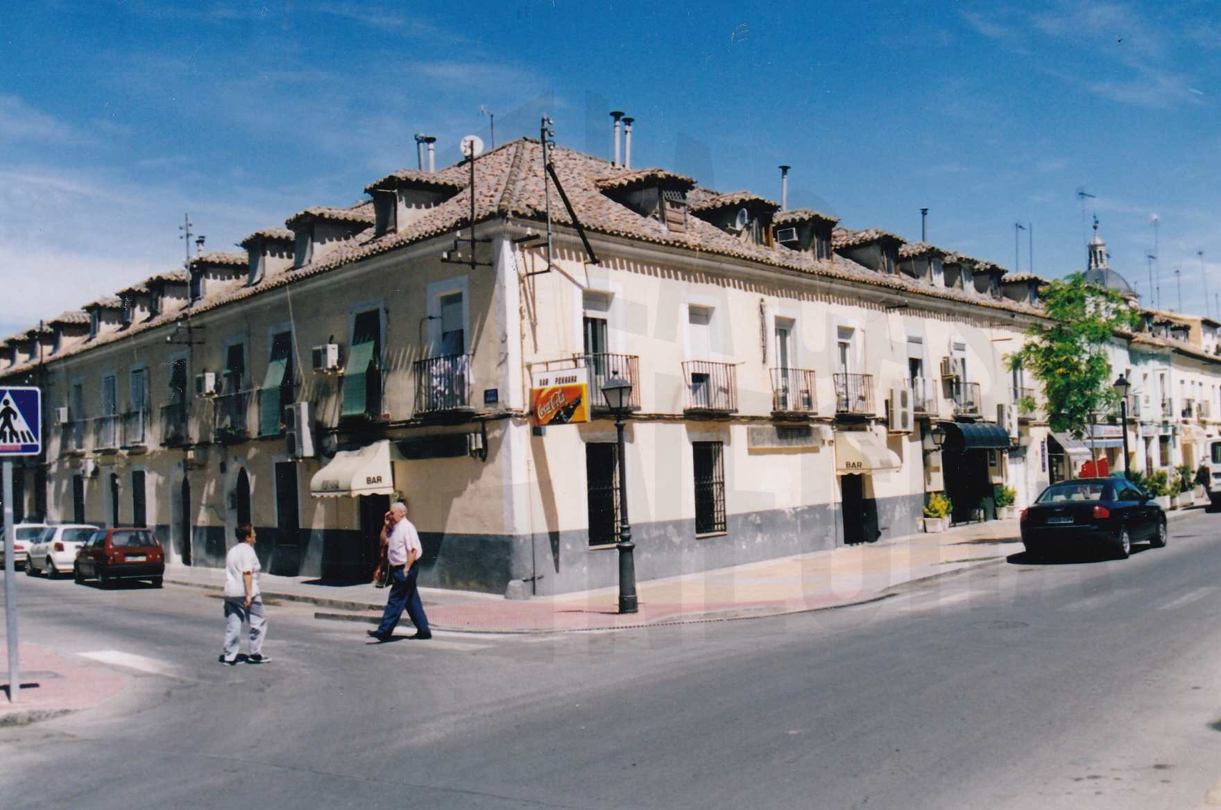 Edificio en la esquina de las calles Infantas y Foso de Aranjuez con puerta de entrada a una corrala