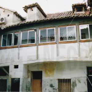 Patio y corredor de una corrala en la esquina de las calles Infantas y Foso de Aranjuez
