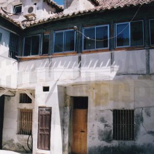 Patio y corredor de una corrala en la esquina de las calles Infantas y Foso de Aranjuez
