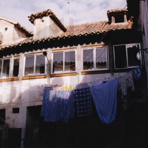 Patio y corredor de una corrala en la esquina de las calles Infantas y Foso de Aranjuez