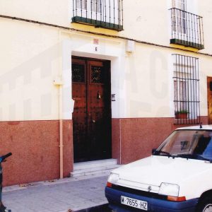 Puerta de entrada a una corrala en un edificio en la Calle Infantas de Aranjuez