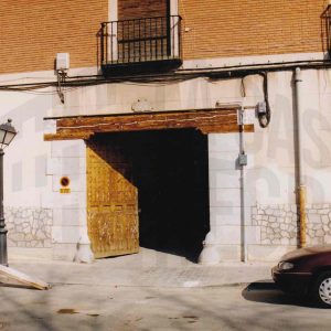 Portalón de entrada a una corrala en un edificio en la Calle Infantas de Aranjuez