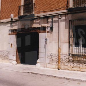 Portalón de entrada a una corrala en un edificio en la Calle Infantas de Aranjuez